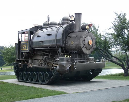 steampunktendencies:    Steampunk Tank by Jorge L. Rodriguez  