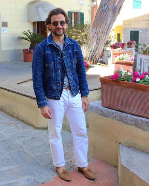 The hot weather might be in the air , but this smart casual look with the right pair of suede loafers can still be a great choice . @baudoinlange #baudoinlange #suede #tassel #loafers (presso Elba Island,...