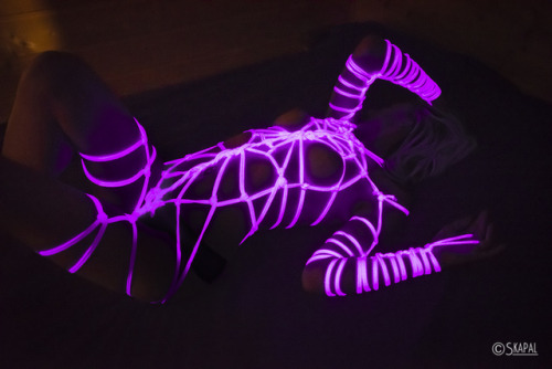 acordesetacris:  Anna in the neon ropesRopes & Pics Skapal Photography©