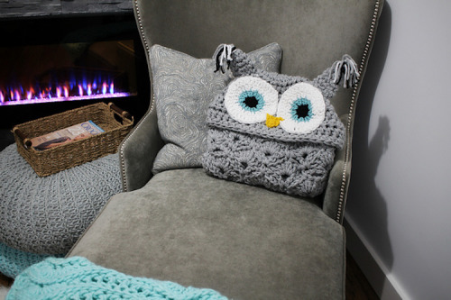 copperbadge:nehirose:maskedyoukai:adulthoodisokay:mymodernmet:DIY Hooded Owl Blanket Turns a Couch P