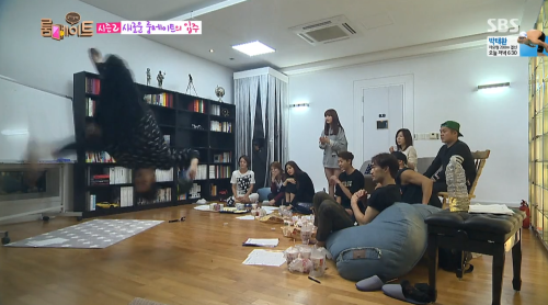 hogays:its the first episode of roommate and jackson wang already flipped 4 times