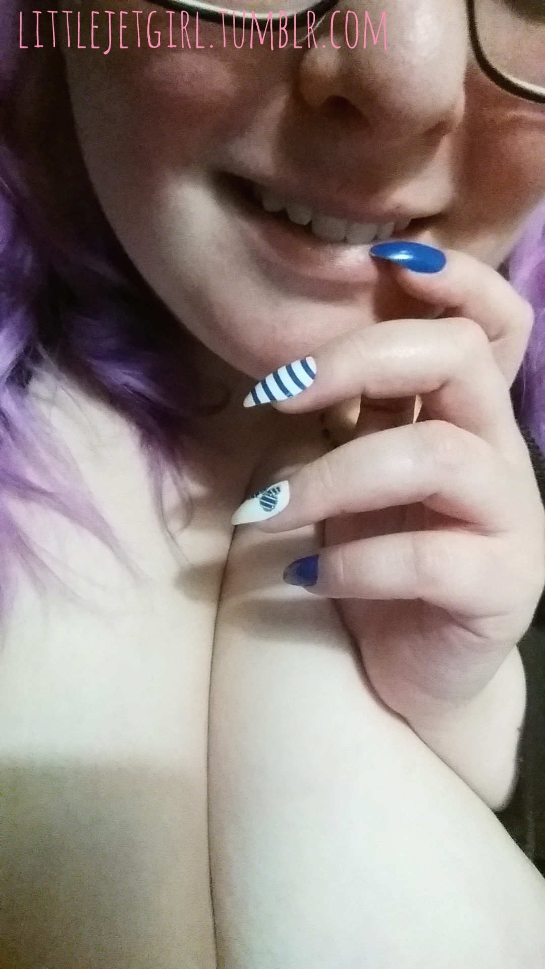 littlejetgirl:  I put on new nails.   Being bimbo suits me.   (Omg you guys this
