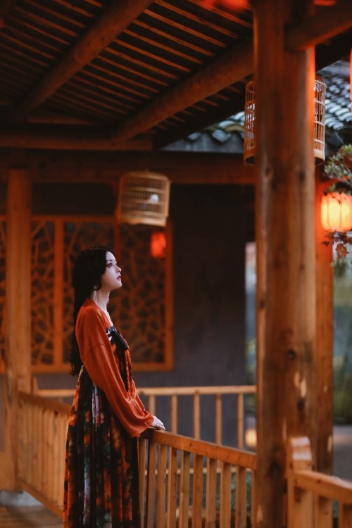 「胭脂纱」A lush autumnal photoshoot featuring traditional Chinese Hanfu, via 界之猫. The model is wearing a