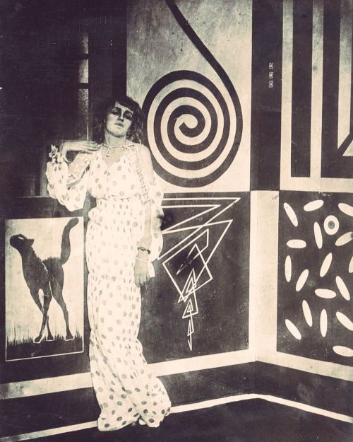unsubconscious:Stills from the 1917 Futurist Art Deco movie “Thaïs” by Anton Giulio Bragaglia.