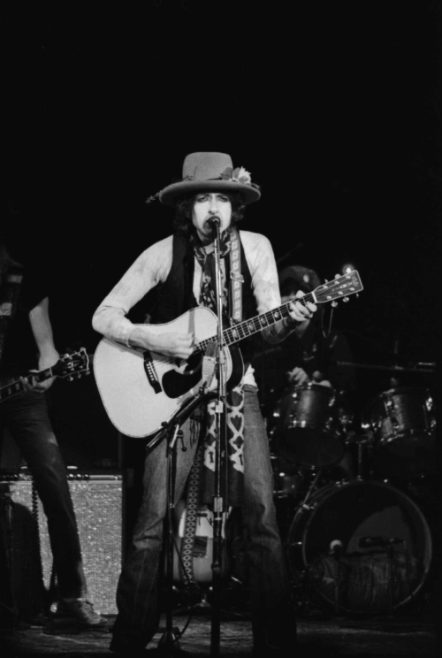 bobdylan-n-jonimitchell: Bob Dylan, The Rolling Thunder Revue, Harvard Square Theater, Cambridge, MA