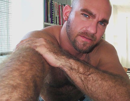 furjacked:  Damn he’s hot!