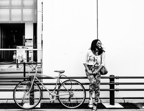 tokyonairobian:  Femme avec une bicyclette女とチャリ六本木、東京f/5.6, 1/60sec at 24mm© Tokyo_Nairobian 2014   