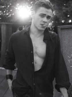 Dacre Montgomery 