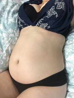 duchess-belly:  I wish I was bigger in these pictures honestly…going to college and having no money for food has already made me lose 5lbs and I’ve only been here two weeks 😞