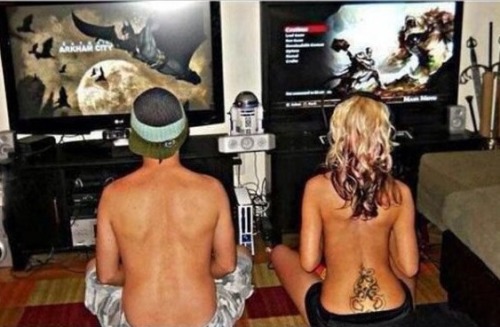 geekyloves:  Submit your Sexy Geek Pics here.  !!!