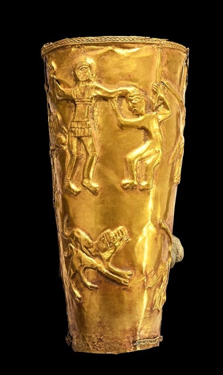 archaicwonder:Greek Gold Rhyton with Combat Scene and Horse Terminal, 5th-3rd Century BCWith repouss