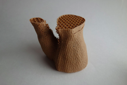 myampgoesto11:  Eric Klarenbeek’s ’Mycelium Chair,’ a 3D printed chair with live growing fungi   Studio Eric Klarenbeek most recent project is the myceliumchair, a chair in which 3D printing and growing material are combined. Designer Eric Klarenbeek