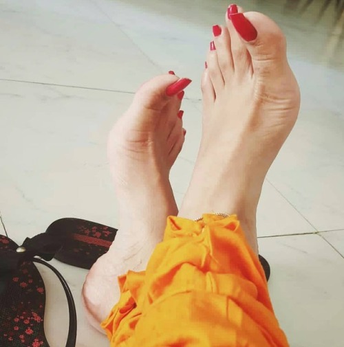 #model @laalbibi #feet #feetworld #feetlove #red_nails #red #red_toes #red_nailpolish #longnails #be