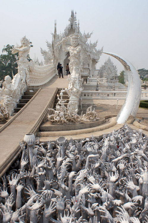 talkdowntowhitepeople: tailsofwonders: A fantastic tour of White Temple in Thailand - the craziest b