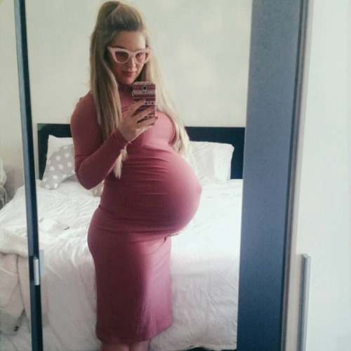 nonudepregs:  Follow me on : http://nonudepregs.tumblr.com/  Who wants to make my wife look like this?