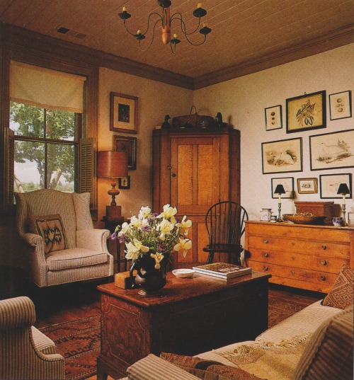 vintagehomecollection: To balance the richness of the room’s many antiques, Shosho sought out 