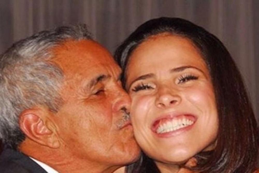 Wanessa cede ao pedido do avô e volta usar o sobrenome ‘Camargo’
Há algum tempo, a cantora Wanessa Camargo deixou se usar aquele sobrenome e passou a se chamar apenas Wanessa.