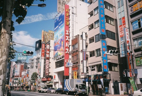 thepaperbeast-enjoys:Primaries in Japan (i)Shibuya & Shinjuku 35mm film, 2014.
