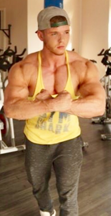 muscleredfox:  testosterotica:  Joe.  Guns, guns everywhere.