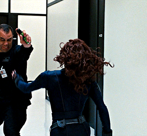 marvelladiesdaily:Natasha + her very interesting fighting method Bonus: Kate learned a thing from an