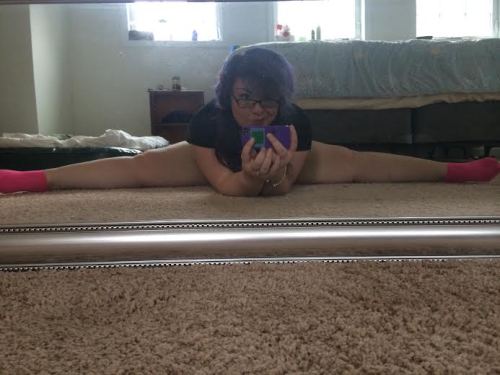 chubby-bunnies:  Who says chubby girls can’t be flexible? =P age 25 size 18 http://amethystvexx.tumblr.com/