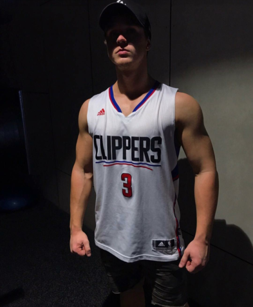 olderbromakesmehot:Basketball jerseys, starting to creep up there with footy shorts and thongs as a 
