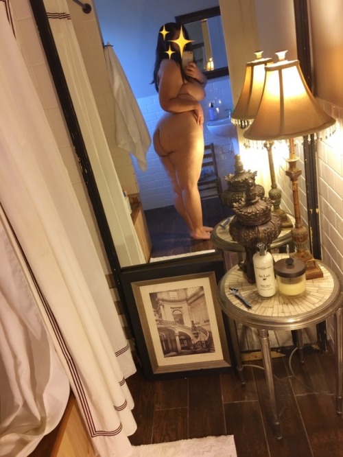 honeyandcream: This bathroom is pretty neat.