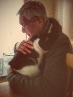 awwww-cute:My 81 year old Granddad consoling