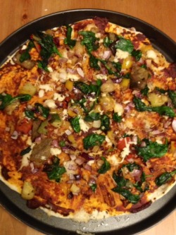 veganpizzafuckyeah:  Vegan pizza with spinach, peppers, red onions, lots of basil and Cheezly mozzarella style “cheese”.