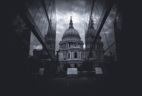 Man Go ForthSt Paul’s Cathedral (Architect, Sir Christopher Wren. Constructed 1675-1710), view