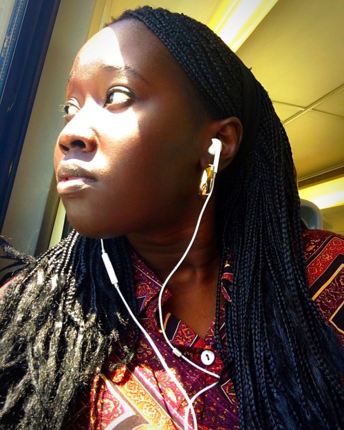 soulflyingfireflies:  All I do is take selfies.