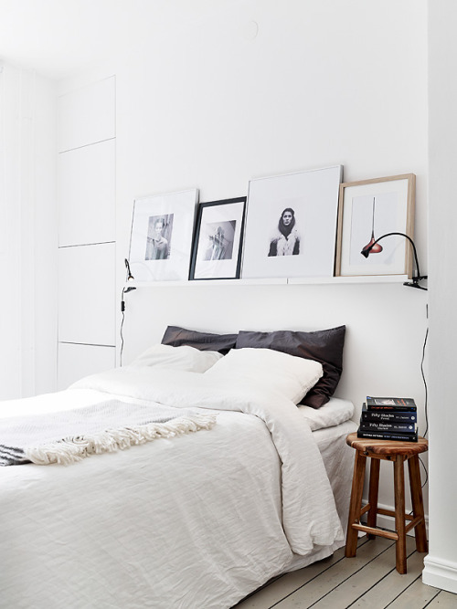 Swedish Apartment Home Tour
This is one of the coolest home tours I’ve come across in a while. I love the all white kitchen and the black bistro style dining chairs. Although the wood wallpaper in the kitchen warms up the room, I don’t think I would...