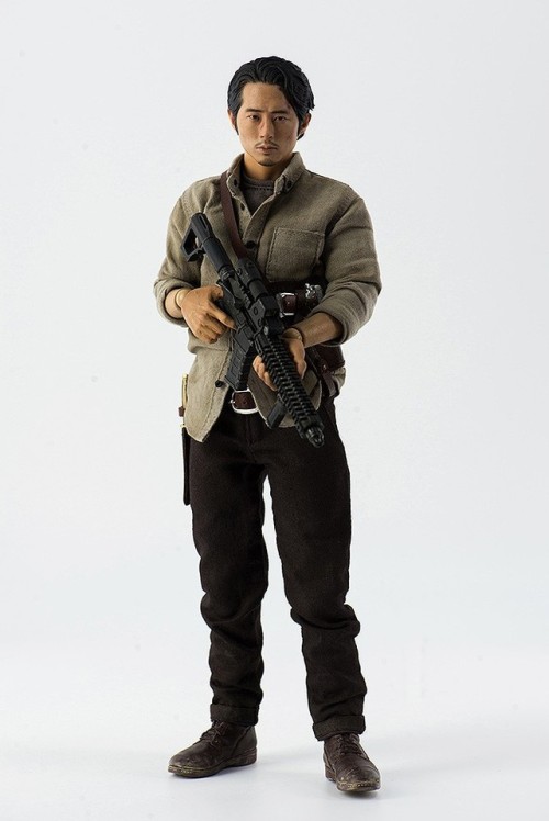 “Being afraid is what’s kept us alive.“The Walking Dead 1/6 Scale Pre-Painted Action Figure: Glenn R