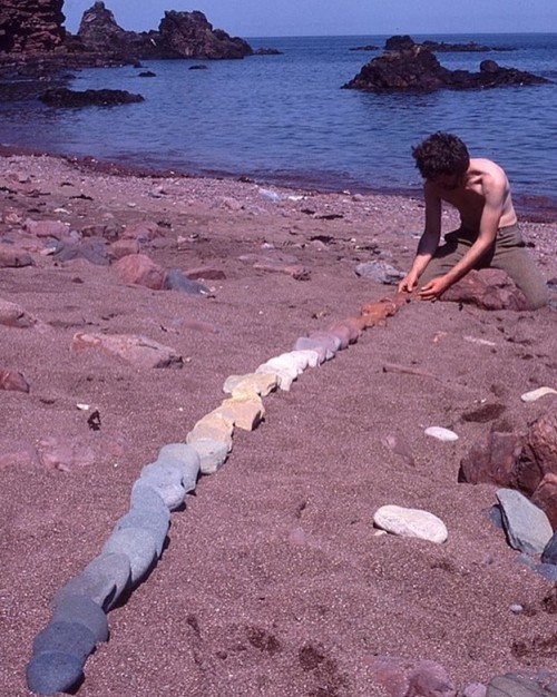 joshuahowls:  Andy Goldsworthy - Line to follow colour in stones
