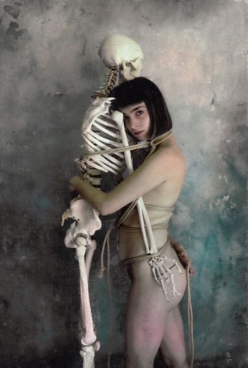 www.erresullaluna.comBettie with our SkeletonCreated with @chulipaquinModel is @bluebettie