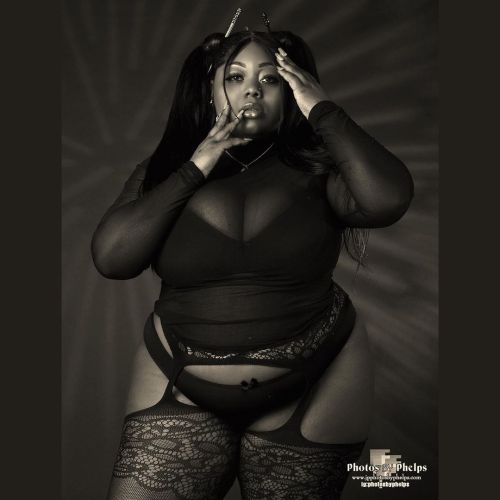Strike a pose as @beau.tifullbee  taps into her Vogue side for this cover model shot #fashion #glamour #curves #bbwmodel #kake #over50inches #photosbyphelps #bbwappreciation  #dmvbbw  #heels #imakeprettypeopleprettier www.jpphotosbyphelps.com  (at House