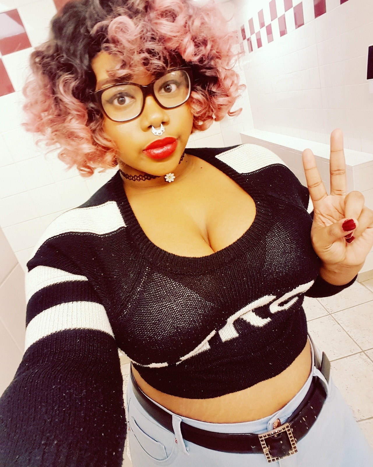 waytoomuchinformation:  afatblackfairy:Big eyes and big thighs~ 😜💖  