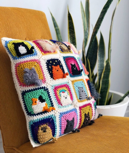 sosuperawesome:Many Cats Crochet PatternPony