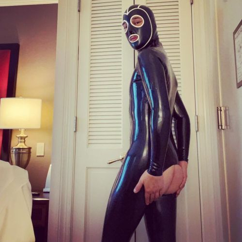 Weekend gimping  • Catsuit by @libidex Mask by @maskinx_latexdesign • • #fetishgear #