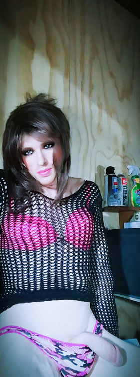 hardforhercock:Just let me suck that sexy cock
