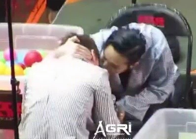 geeseungri:  I love angles. I love boyfriends. I love nyong-freaking-tory. I love love. 
