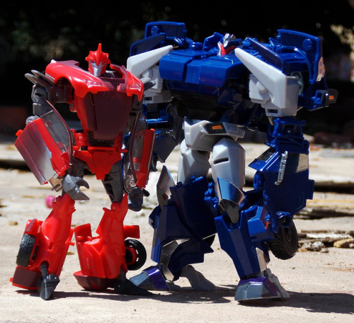 thegoddamnwordsmith: “Fight?”“Mmm, drive.” Deluxe Knock Out and AM-12 War Breakdown - Transformers: Prime 