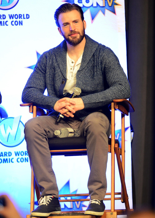 chrisevanslive:CHRIS EVANS and his water bottle at Wizard Comic Con, 2016.