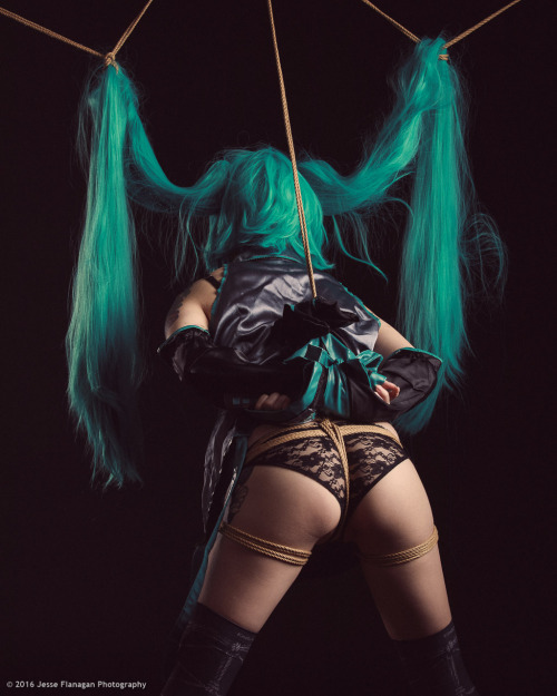 jesseflanagan:  With Megan Mckenzie as Hatune Miku in MyNawashi ropeRigging/photo by Jesse Flanagan (self)