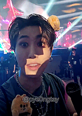 No, The Screen Is Upside Down So Han Jisung Is So Funny And Kind That He Corrects It Pye0ngtay I Was