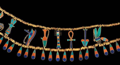 Necklace of Princess Khnumit, detailThe beautiful necklace of Princess Khnumit was found on her mumm