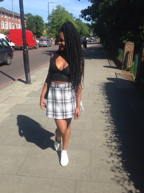 scrapes:  blackgirlsrpretty2:  SPOTLIGHT: http://aliyahmariabee.tumblr.com/  I LIVE