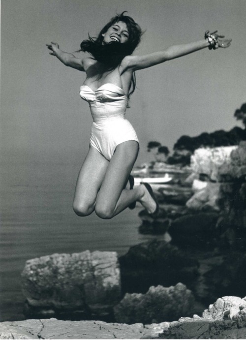 And here we have a 20-year-old Brigitte Bardot’s jump. Photo by Philippe Halsman, 1955.
