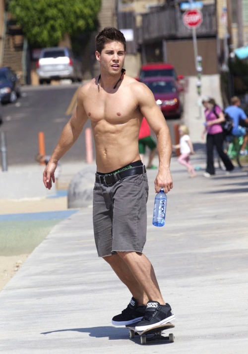 poangielsku:  Dean Geyer, Australian actor from Glee, Terra Nova and Neighbours 