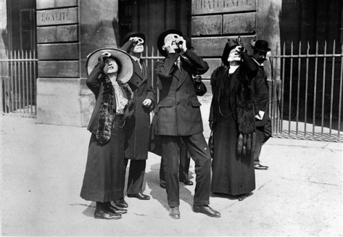 feuille-d-automne:Eclipse du 17 avril 1912. La foule devant le ministère de la Marine, &agrav